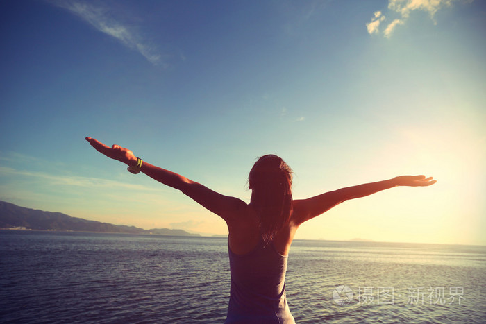 欢呼的女人慢跑者张开双臂