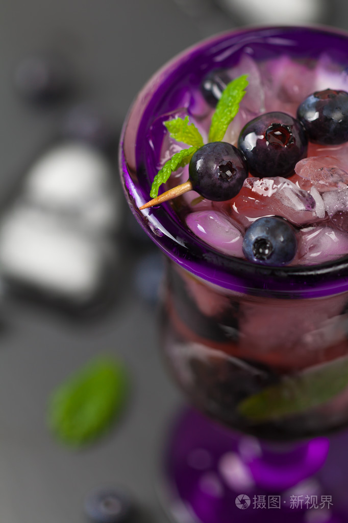 鸡尾酒与蓝莓