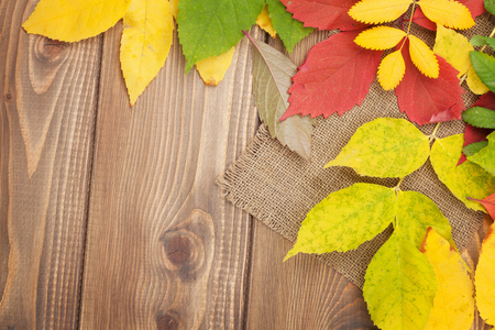 秋天的叶子在木背景
