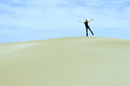 站在沙丘上的女孩