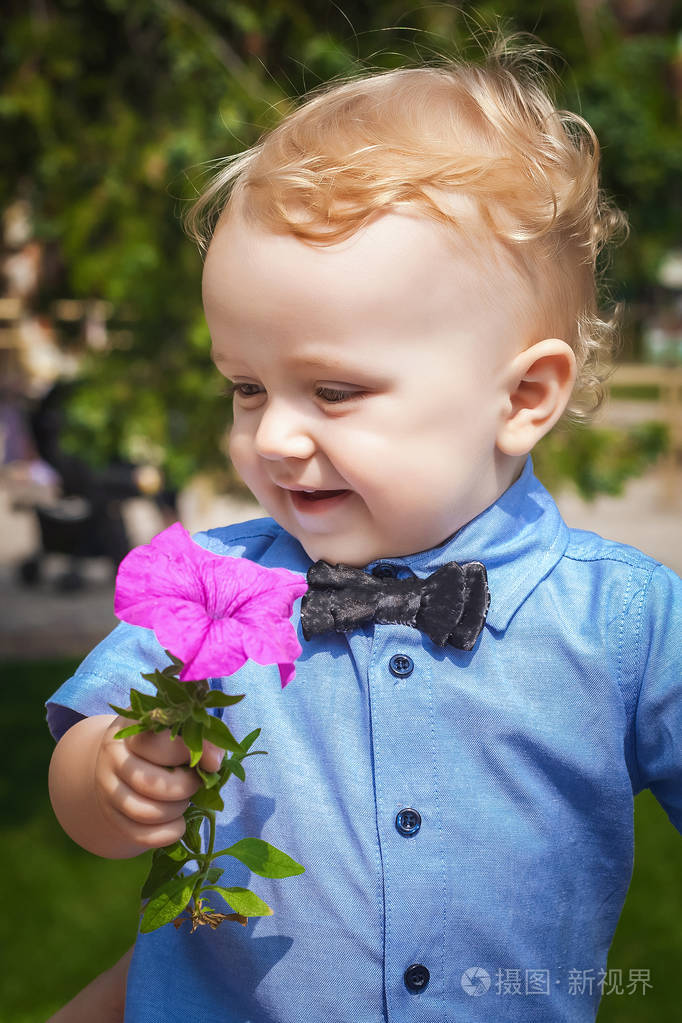 小男孩举行花
