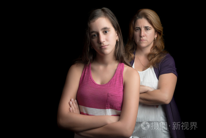 十几岁的女孩和她的母亲悲伤和愤怒