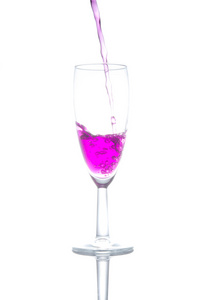 在白色背景上的玻璃的紫色鸡尾酒