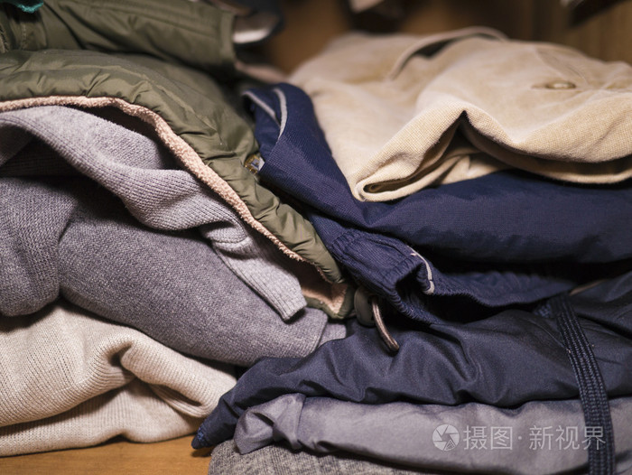 在夜市里卖的衣服一大堆