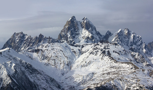 乌什巴山高峰在冬季