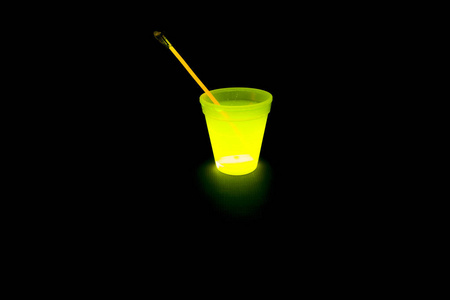 黄色彩灯发光的荧光玻璃棒图片