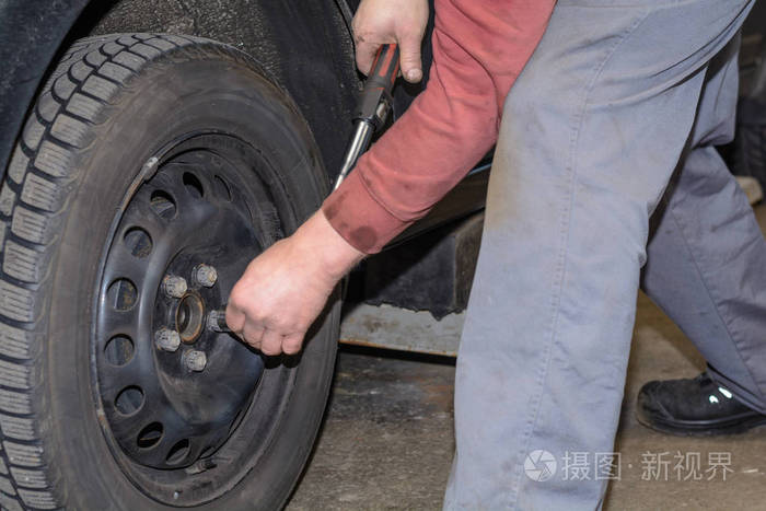 机修工改变轮胎