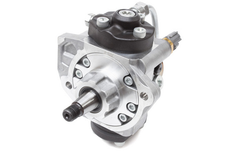 汽车泵在一张白纸的柴油发动机的汽车燃油喷射泵照片