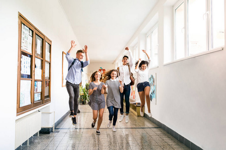 青少年学生高学校的礼堂里，跳得高