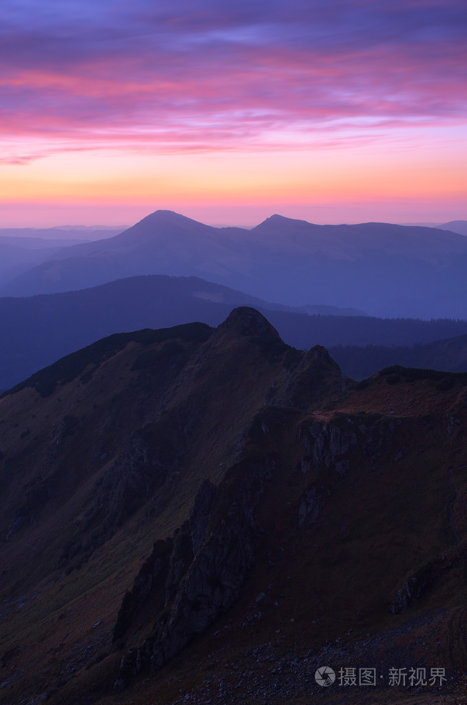 山区的清晨曙光
