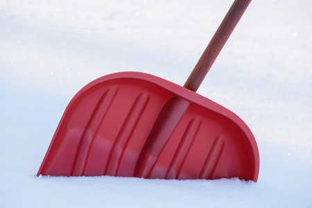 在雪堆里的红雪铲图片