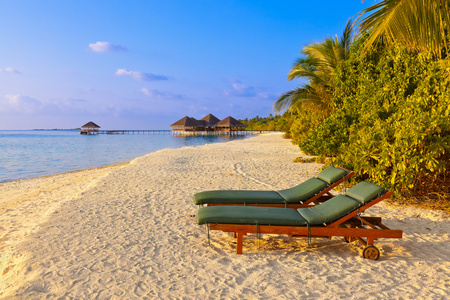 马尔代夫海滩上的椅子