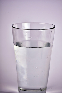 杯水被隔绝在白色背景上