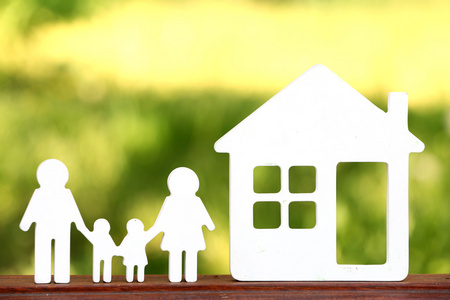 小的房子和家庭背景模糊模型照片