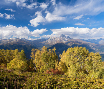 秋天风景与山顶的视图