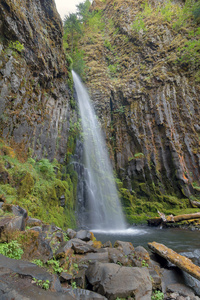 干溪瀑布在哥伦比亚河峡谷垂直