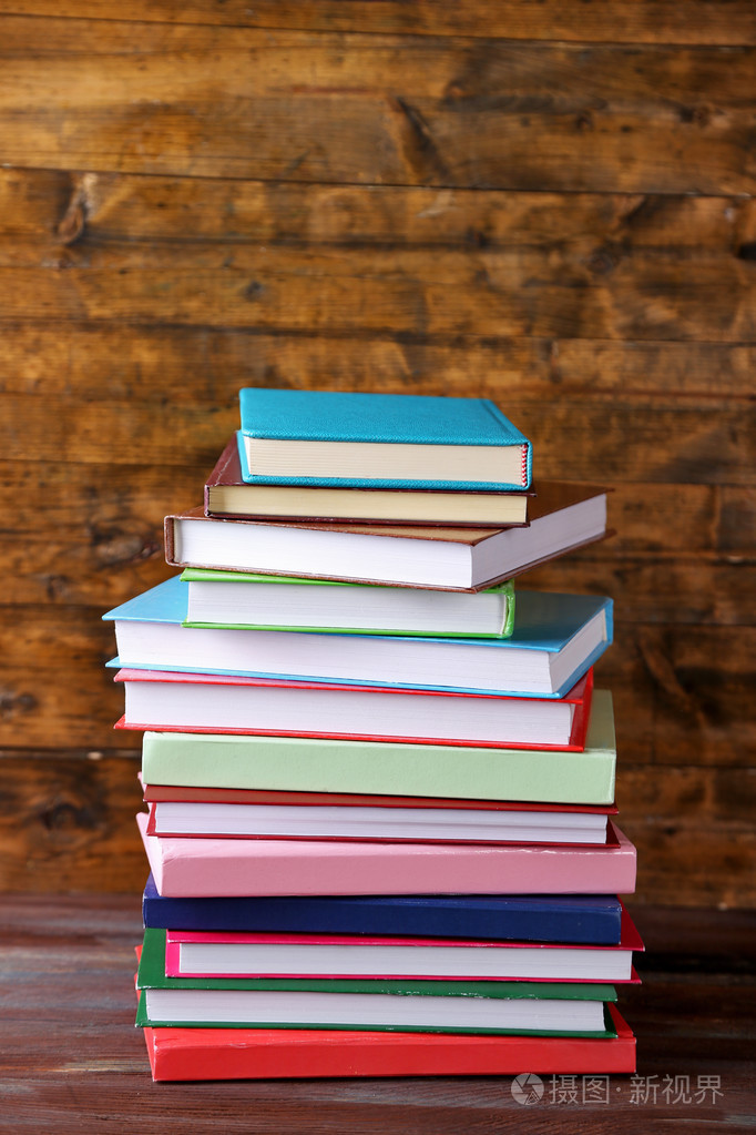 一摞书上木制背景表格