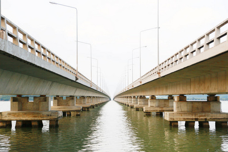 长的桥梁跨越大河流或大海支持运输和土地或城市之间旅行。桥下工程设计和设计的现代设计