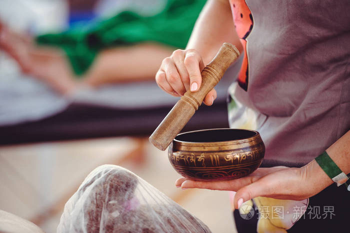 以竹棍和藏族碗按摩