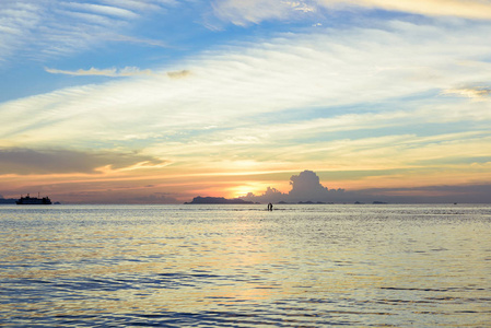 美丽的日落，与蓝色的大海和天空背景