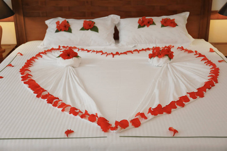 用鲜花做的心装饰的床
