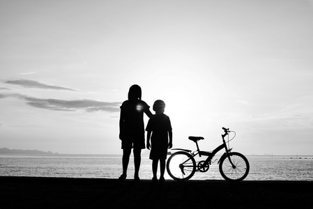 母亲和脚踏车的海滩男孩