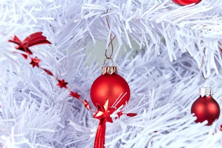 白色圣诞节树与红球