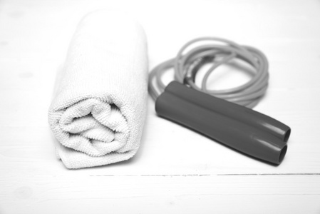 健身设备 毛巾，跳跃绳黑色和白色颜色样式