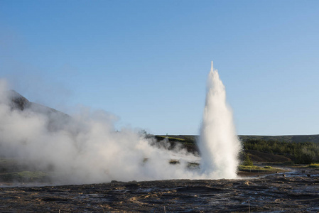 Strokkur 间歇泉的喷发在冰岛