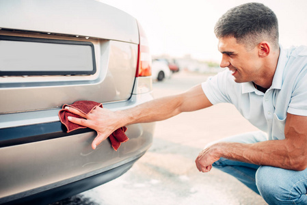 男人洗车