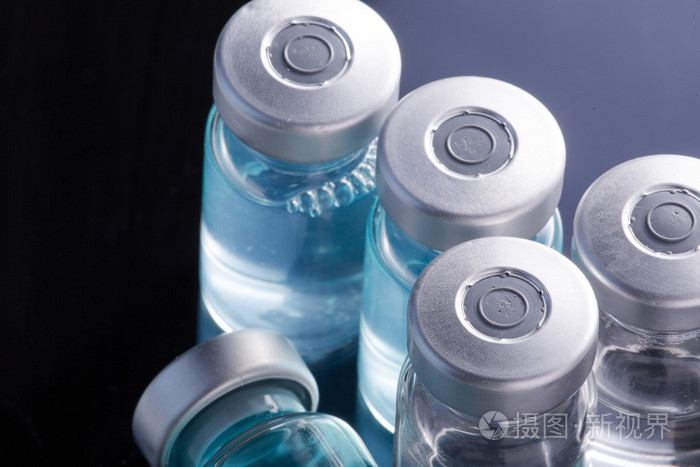 黑色背景上的医疗安瓿