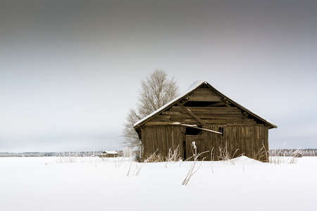 雪覆盖谷仓的房子