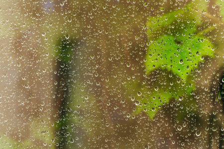 晚上下雨时窗口窗格上的雨滴图片