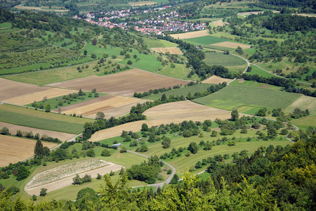 与农田和村庄在德国施瓦本 Alb 的绿色山谷