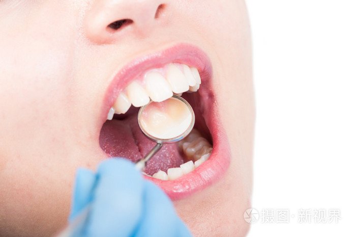 用手套处理镜子看牙医手的特写镜头