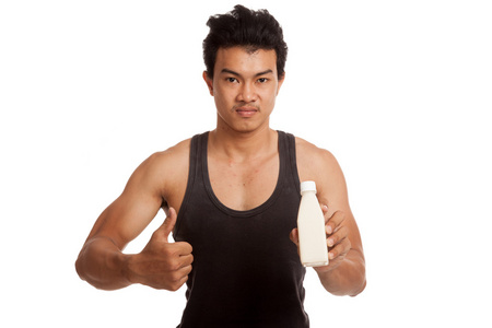 肌肉发达的亚洲人竖起大拇指用豆奶