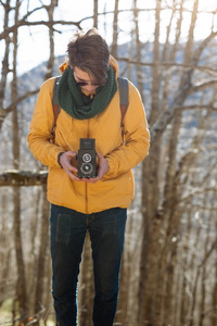 老式相机在森林里的男人图片