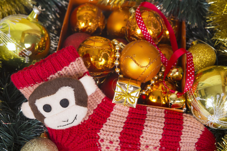 圣诞节背景与彩球和红色的袜子上的猴子
