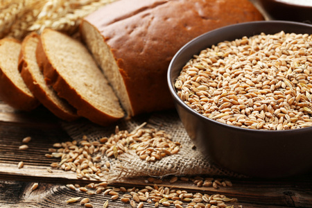 小麦和小麦籽粒碗的耳朵