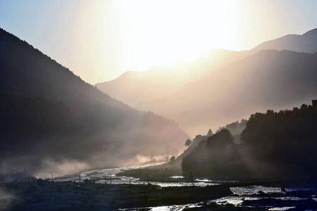 晓晴山山区河流的背景