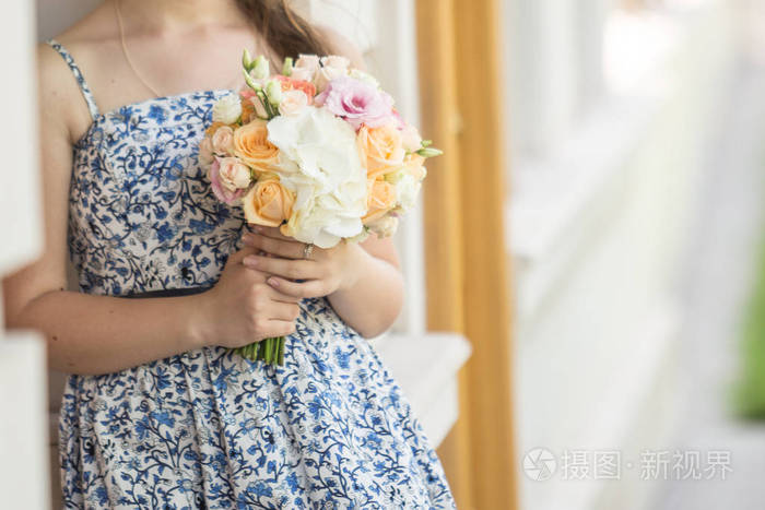 年轻女人抱着鲜花