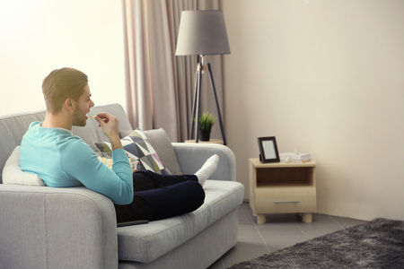 年轻人在家里看电视照片