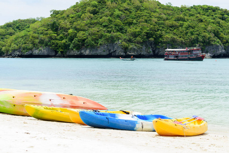 在阳光明媚的日子, 泰国的白色沙滩上五颜六色的皮艇