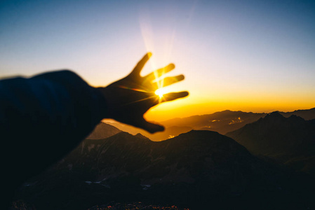 在彩灯的照耀下图片