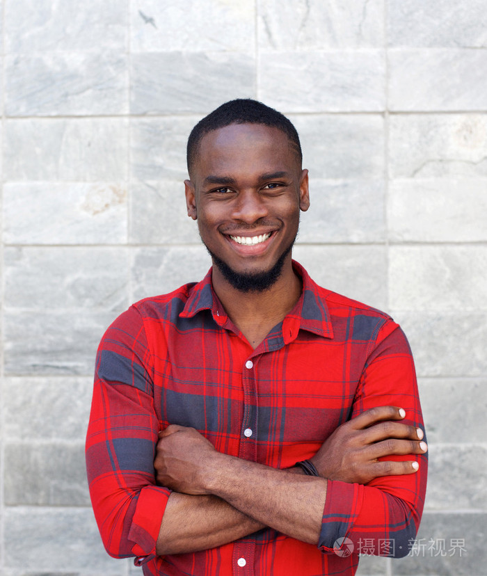 一个自信的年轻黑人的肖像