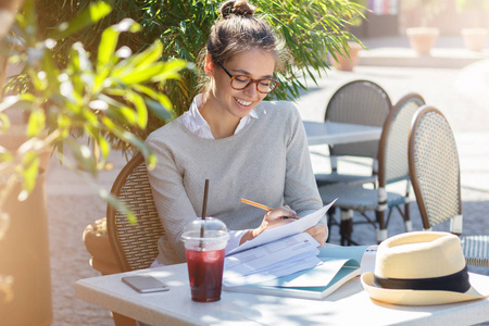 户外写真的年轻人微笑忙碌的女士灌装重要文件照片