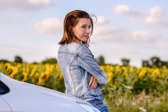 一个漂亮的女孩靠在车上照片-正版商用图片0dhftc-摄图新视界