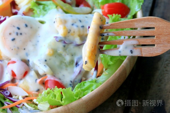 蔬菜沙拉鸡蛋和蛋黄酱