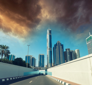 迪拜在日落时的现代摩天大楼