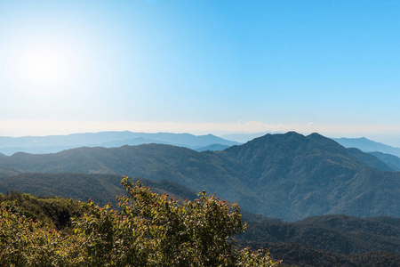 风景和明亮的天空与云的中北部的高山